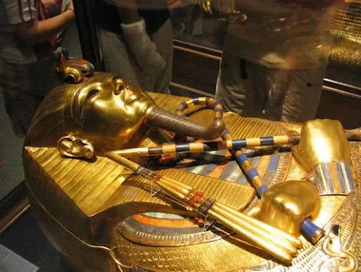 Standing Face to Face with<em> Tutankhamun</em>